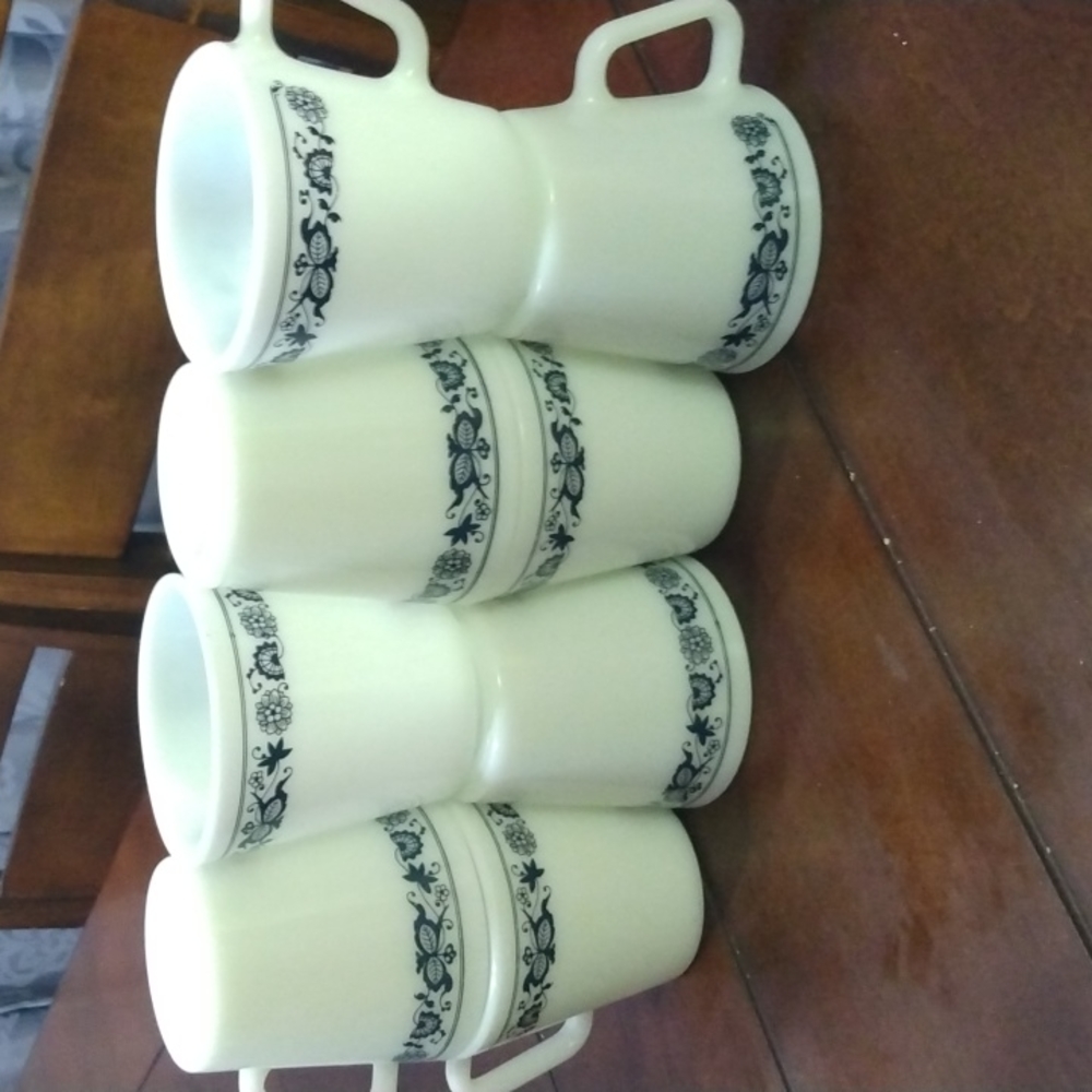 2 sets of 4Vintage Pyrex Milk Glass Coffee Mugs Tea Cup Old Town Blue